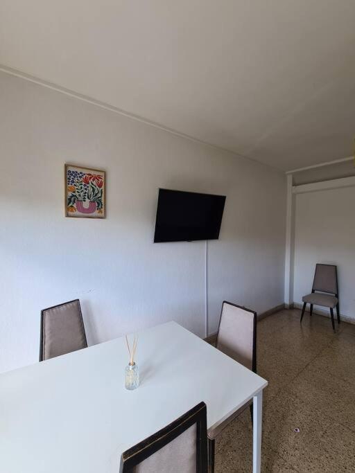 Depto. Comodo Y Centrico. Muy Buena Vista Y Luz. Apartamento *